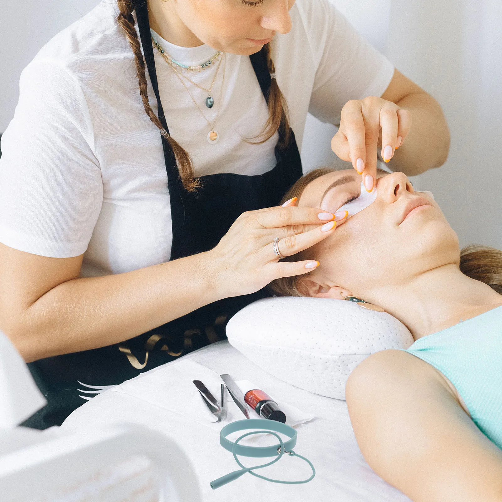 コンパクトなまつげエクステンションピンセットホルダー 人間工学に基づいたリストバンドデザインで落下を防止 女性に最適 旅行に便利なメイクアップ