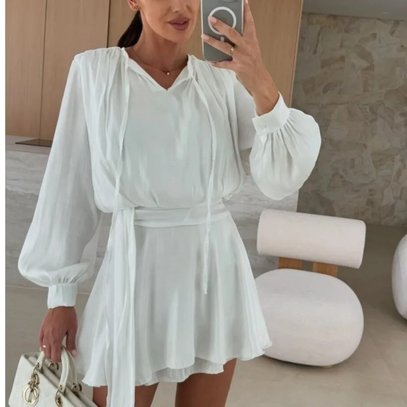 فستان قصير أبيض غير رسمي للنساء موضة صيف 2025 فضفاض برباط على شكل حرف v وأكمام طويلة فساتين الحفلات للنساء
