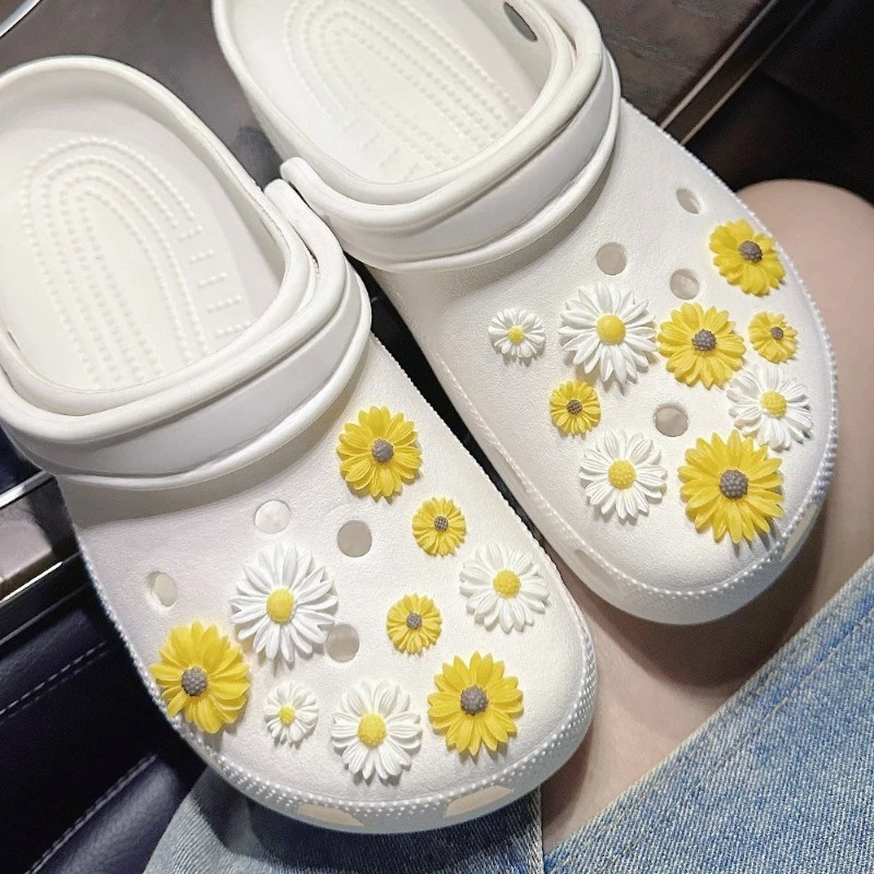 Yellow White Pink Purple Delicate Daisy Shoe Charms Designer DIY Shoes Decaration Party Accessories Clogs Boy Women Girls Gifts