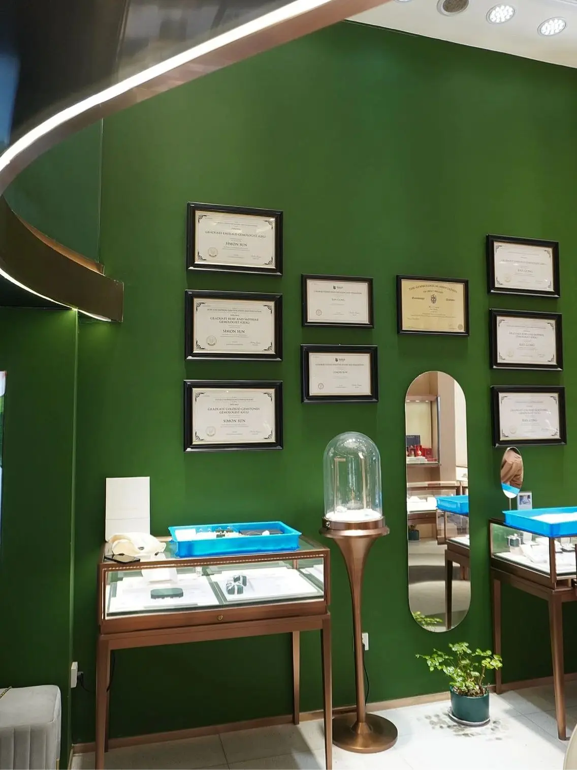 Espositore per collane in oro Negozio al dettaglio Illuminazione a LED Moderno piccolo vetrina per gioielli in vetro temperato con serratura