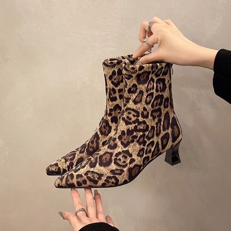 Zapatos con estampado De leopardo De diseñador para Mujer, botines a la moda con punta estrecha, botines cortos, tacones gruesos concisos, Botas De Mujer