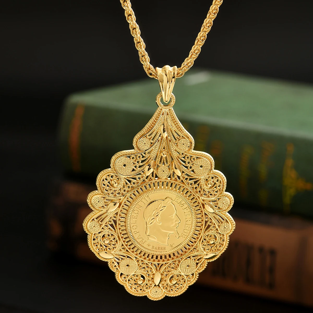 Retro Arabian Golden Hollowed-Out Portrait Pattern Design Necklace Sophisticated Wedding Party Necklace