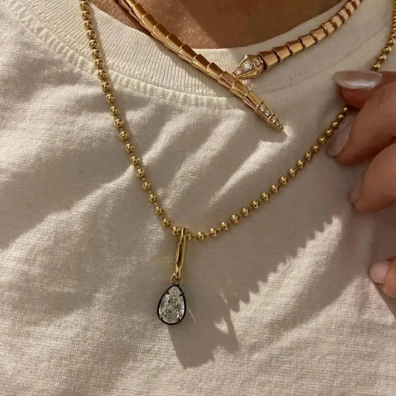 Damen-Halskette mit geometrischem weißem Zirkon-Anhänger, Perlenkette, goldfarben plattierter Edelstahl, einfacher Alltagsschmuck, Geschenk – Detail 2