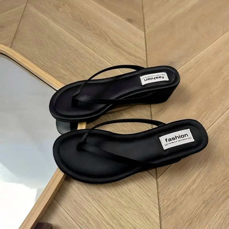 Tongs à Talon Compensé en Satin pour Femmes Sandales de Plateforme Élégantes Mules d'Été Chaussures de Plage Confortables Pantoufles de Bain Tongs Entrecuisses Chic