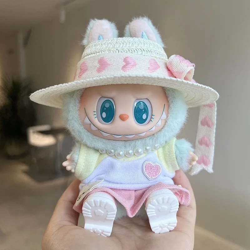 

Комплект одежды Labubu для сидения 1-го и 2-го поколения: ремни с рисунком сердца и соломенной шляпой для кукол (только одежда без куклы)