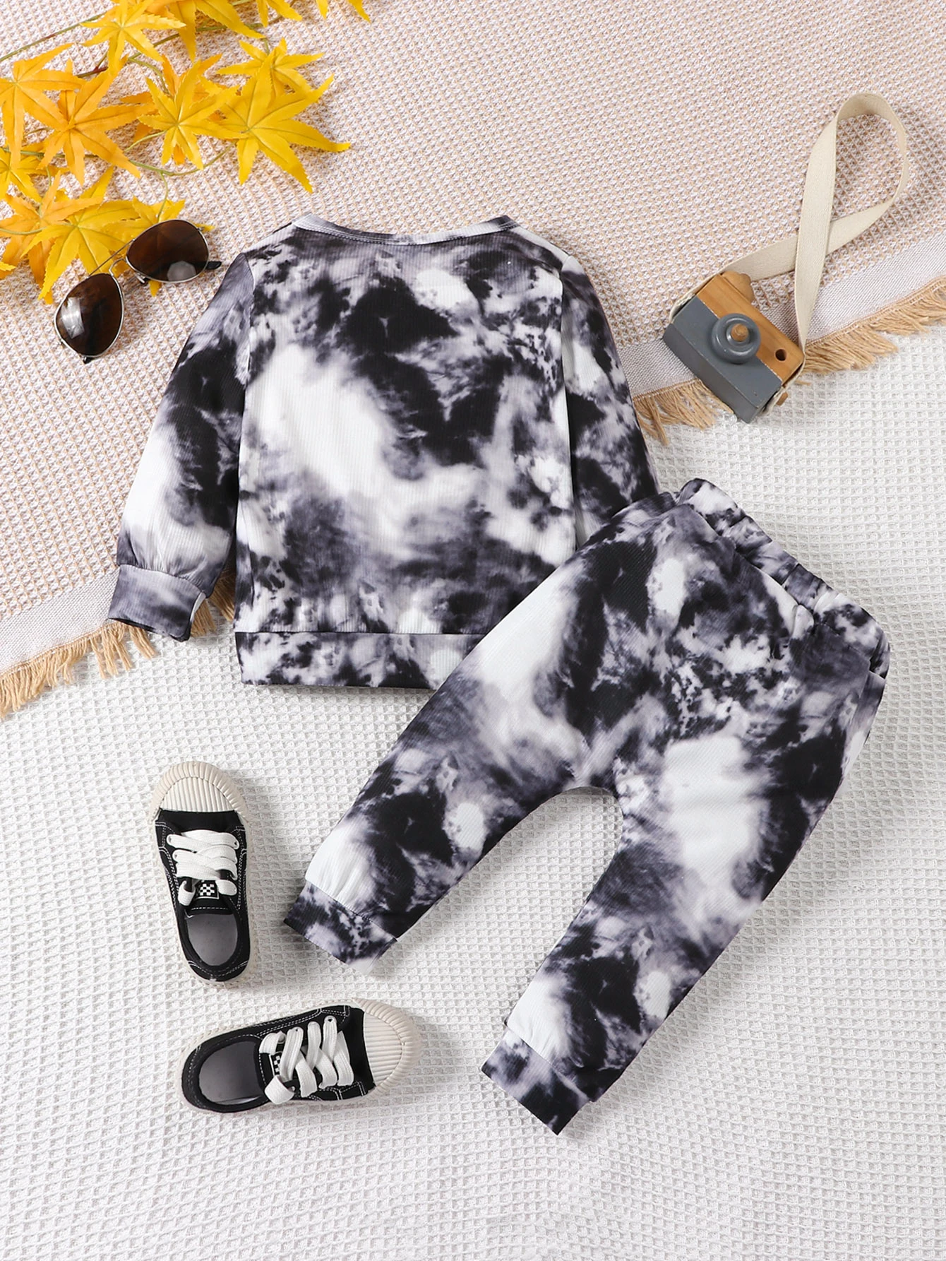 2-piece set of fashionable and casual tie dye fabric round neck long sleeved hoodie and Haren pants for baby boys in autumn