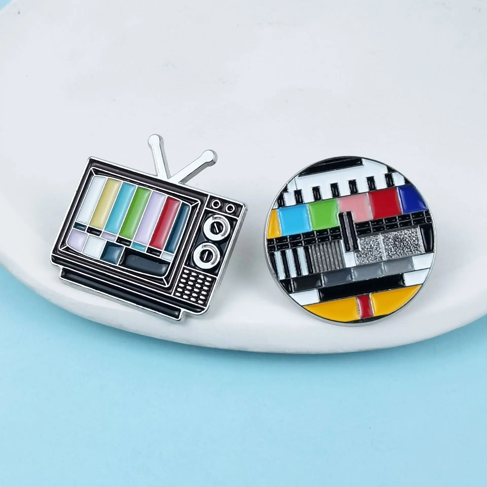 Broche antiguo de dibujos animados en forma de TV, insignia de metal divertida y divertida sin señal, ropa de moda, decoración de bolsos