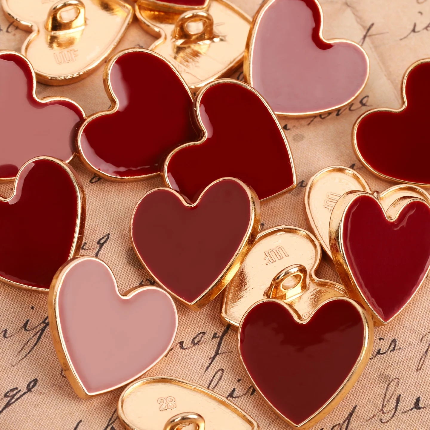 20er-Pack 18mm Rote Herz-Metallknöpfe - 2-Loch-Nähknöpfe für Kleidung & DIY-Basteleien - Valentinstag- und Weihnachtsgeschenke