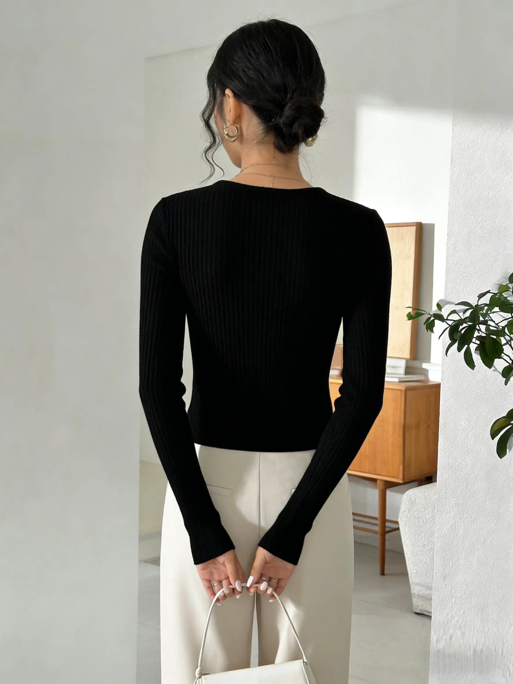 Top feminino de tamanho padrão com decote em V, estilo elegante de manga comprida outono e inverno, pulôver de fundo, estilo popular da moda