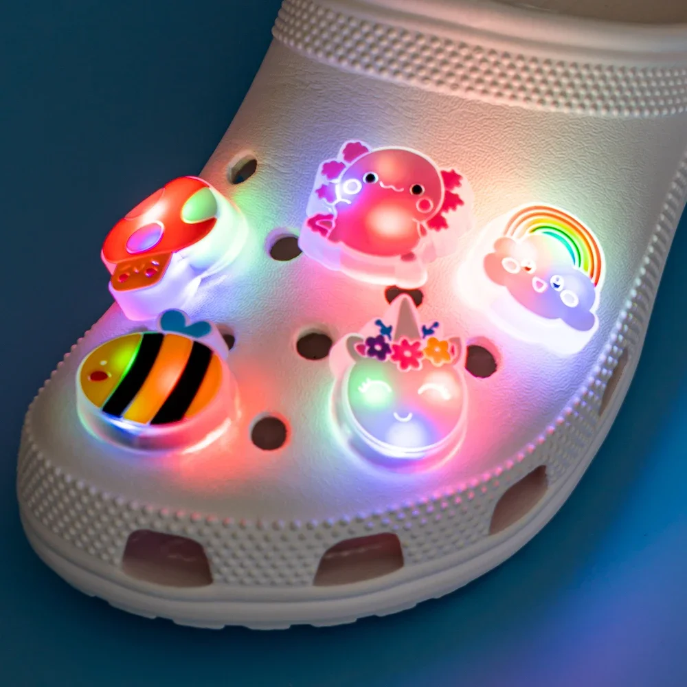 5 Stück LED-Schuhanhänger, Katzen, Hunde, Einhörner, beleuchtete Schuhdekorationen, Gamepad-Kameras, Diamant-LED-Pins für Frauen und Mädchen, Clog-Schnallen – Detail 15