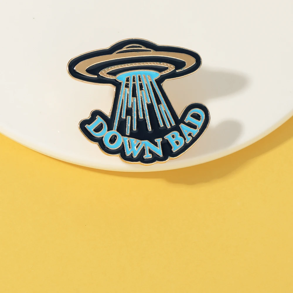 تصميم مضحك UFO أسفل دبابيس المينا السيئة رائد الفضاء الغريبة الذهبي دبابيس لحقيبة الظهر سترة شارة