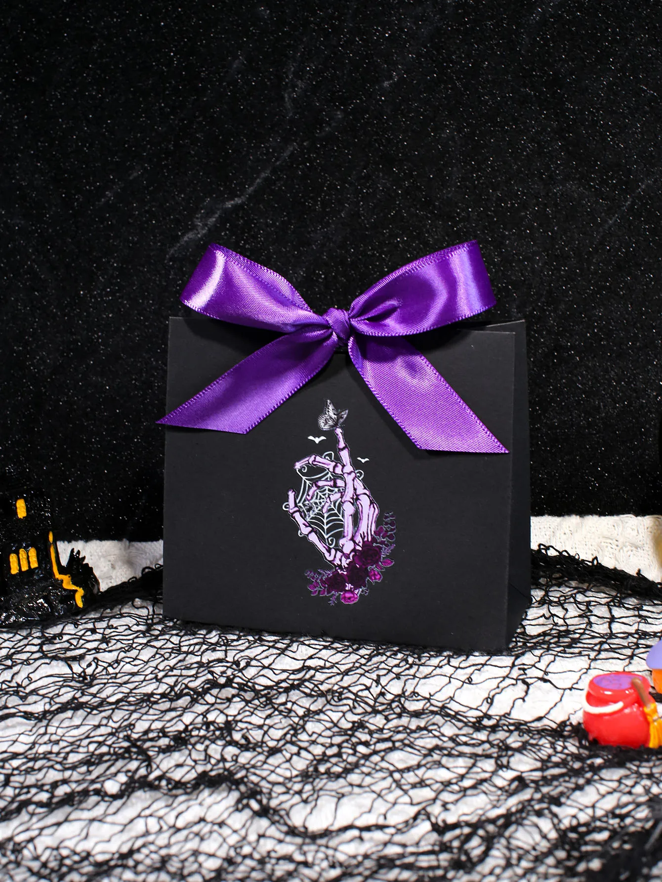 2025, Halloween-Geschenkbox, Skelett-Hand- und Blumendrucke, Schleife, Feiertags-Halloween-Geschenk, Süßes oder Saures, Party-Süßigkeitsschachtel