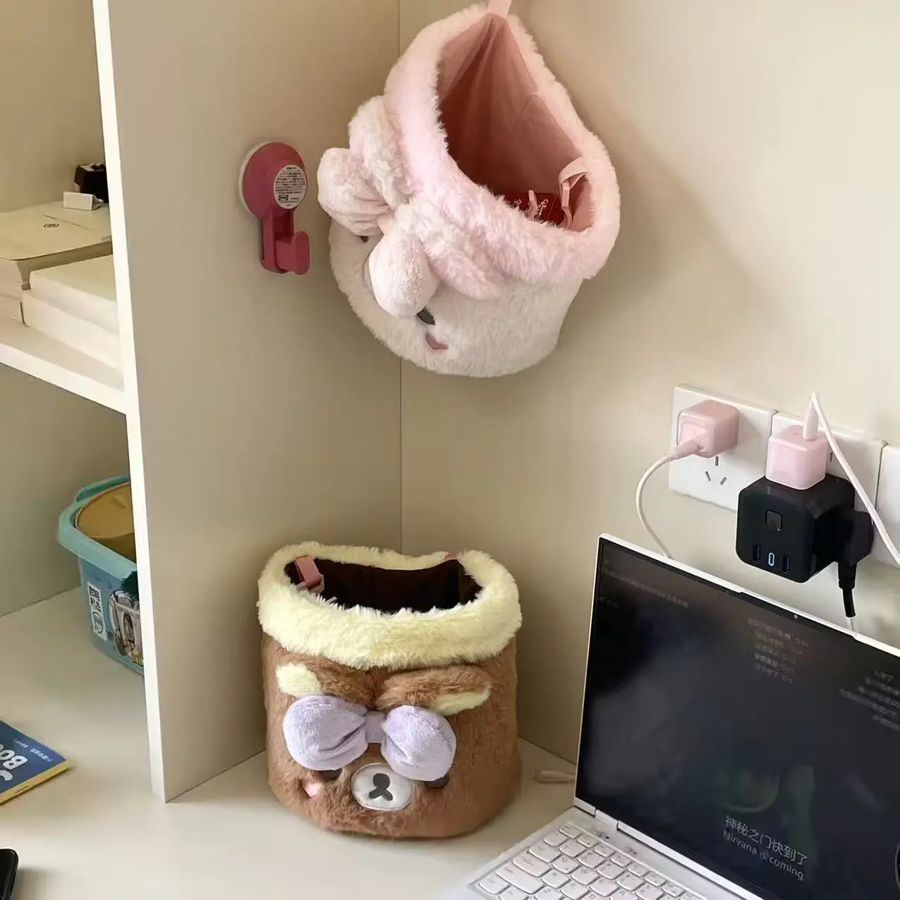 Rilakkuma Hängetasche für Schlafsaal – Süßer Korilakkuma Plüsch-Organizer, weicher Kawaii Caddy für Schreibtisch-Kosmetikaufbewahrung für Mädchen – Detail 11