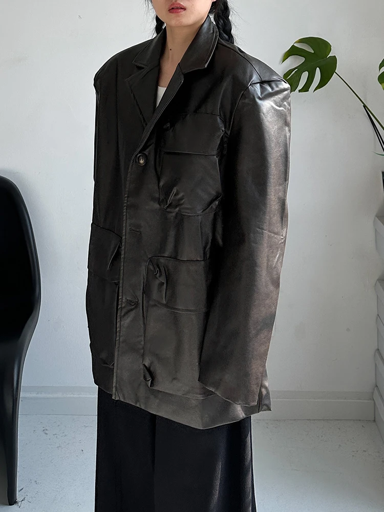 Manteau décontracté en cuir marron foncé avec épaulettes, coupe ample, sensation haut de gamme, tendance