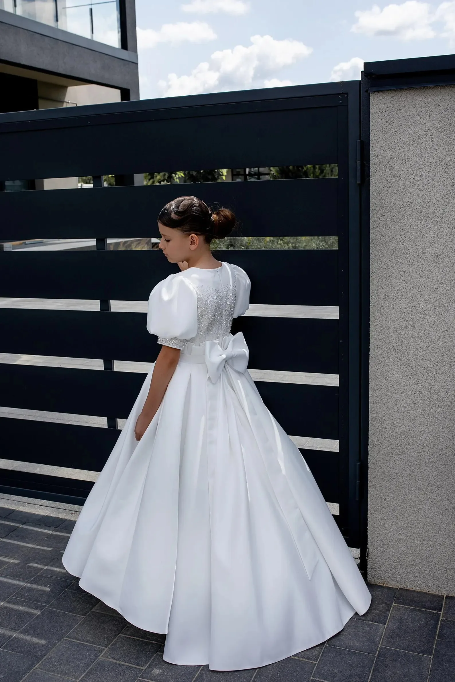 Vestido de niña de las flores para boda de satén de alta calidad, blanco, con mangas abullonadas, lentejuelas, lazo de diamantes, estilo princesa, largo, línea A, personalizado