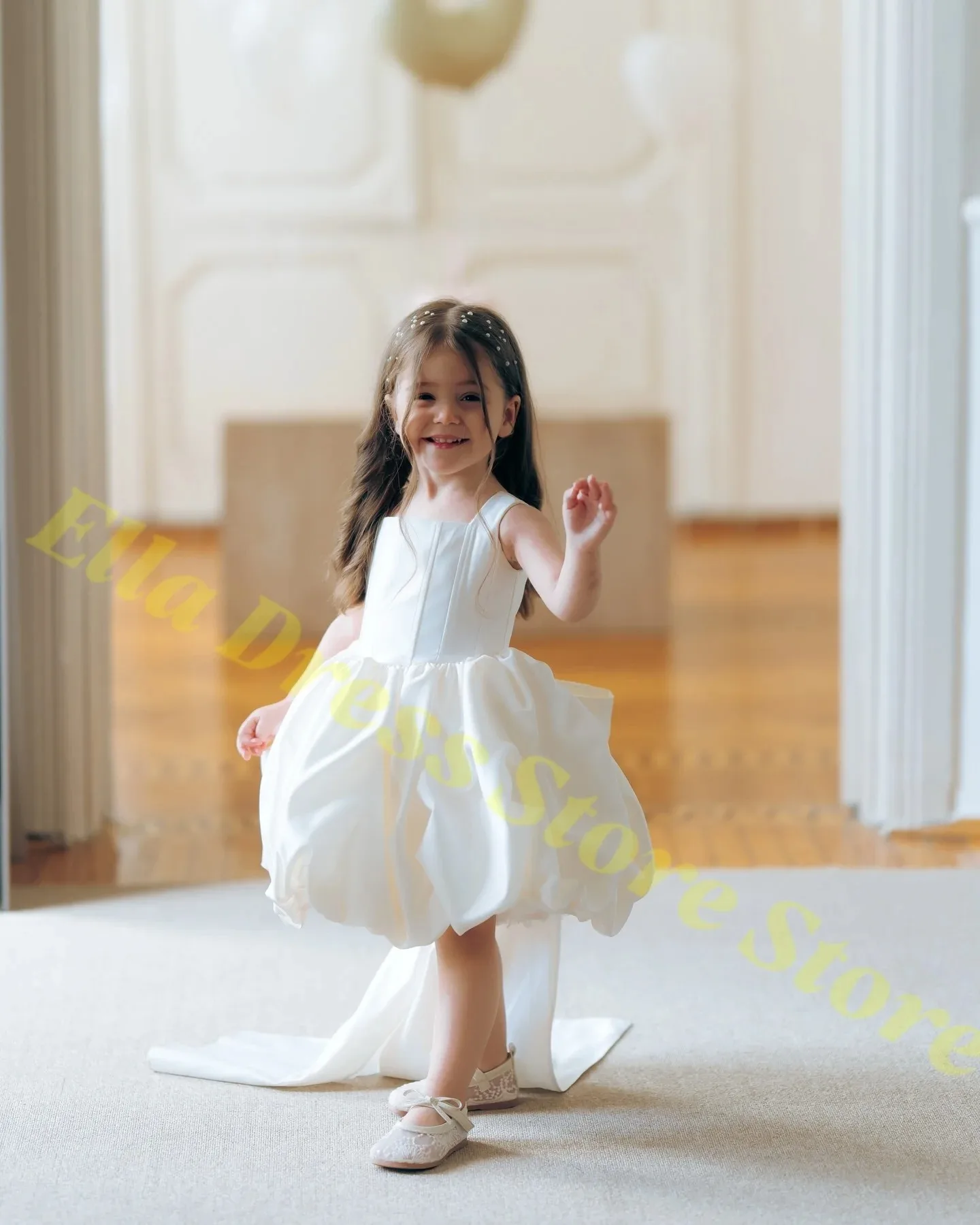 Maßgeschneidertes weißes Blumenmädchenkleid für Kinder, flauschiges Bloomer-Kleid aus weißer Seide, christliches Hochzeitskleid, Taufkleid, Großhandel – Detail 2
