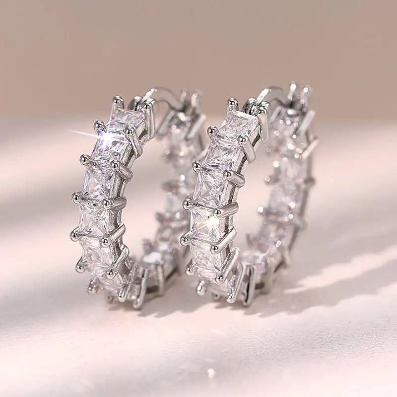 Huitan klassische Kreolen für Damen, vollständig mit glänzenden Zirkonia besetzt, modische Damen-Accessoires für Hochzeiten, Partys, charmantes Schmuckgeschenk