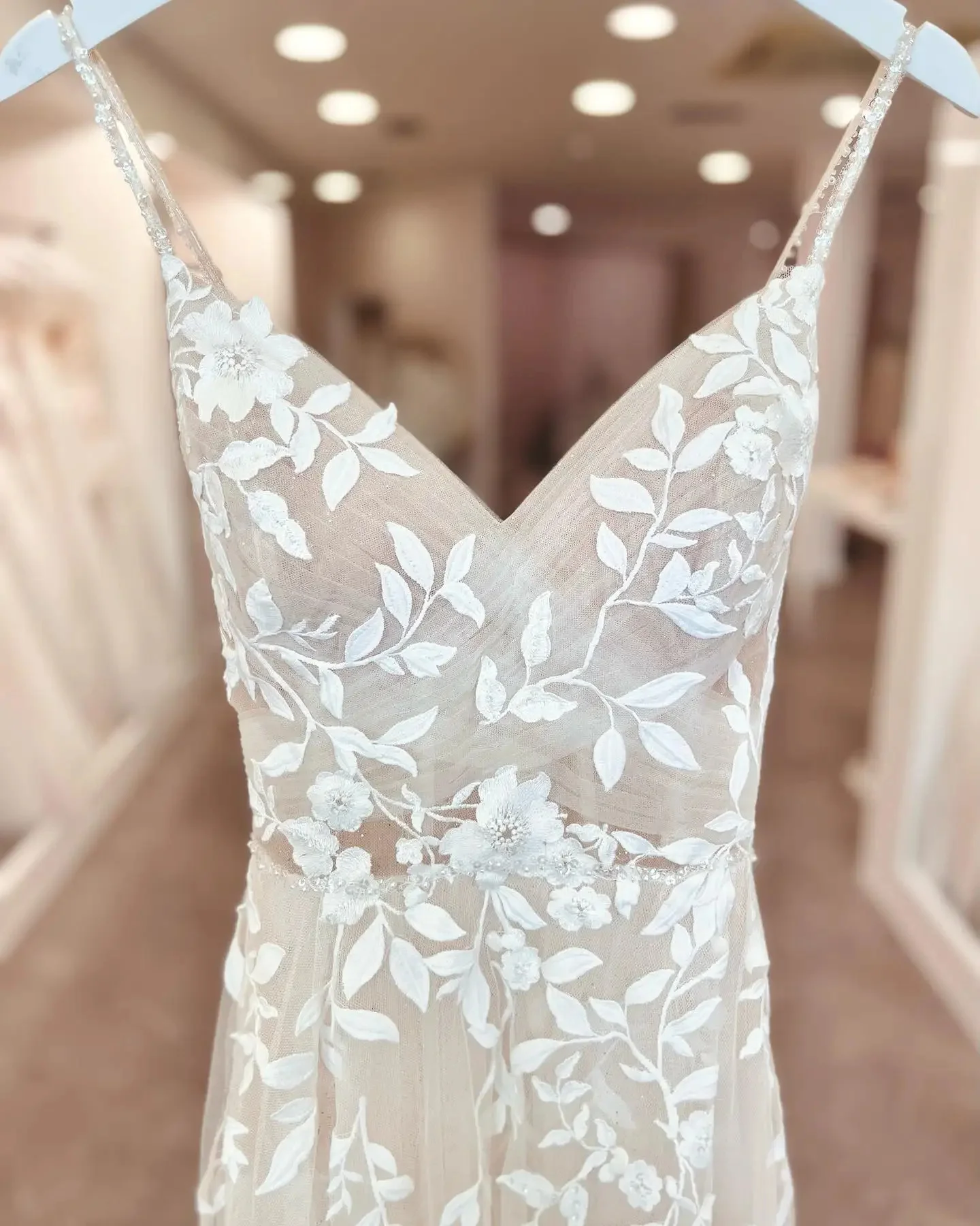 Eleganckie suknie ślubne z koronką, dekoltem w serek, dwoma ramiączkami, plisowanym bocznym rozcięciem, szyte na miarę, 2026 Vestido De Noival