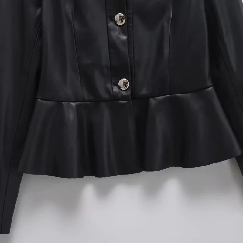เสื้อแจ็คเก็ตผู้หญิงสไตล์วินเทจ หนังเทียมสีดำ คอทรงกลม แต่งลูกไม้ที่ชายเสื้อ แขนยาว ติดกระดุมแถวเดียว ผ้า PU