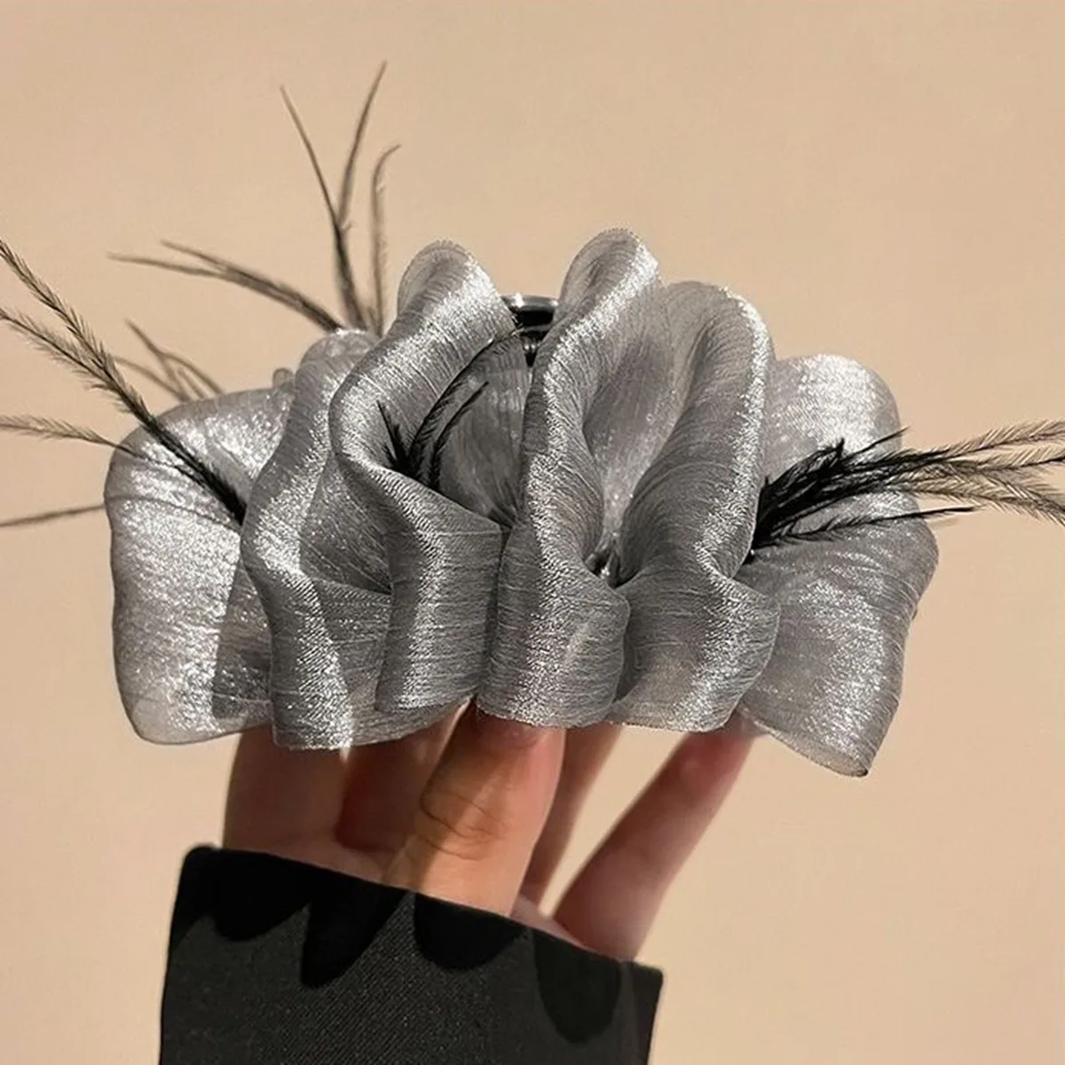 Schwarze Haarklammer mit Federn, Große Haarspange mit Starkem Halt, Elegantes Party-Haaraccessoire für Frauen, Tägliches Styling – Detail 3