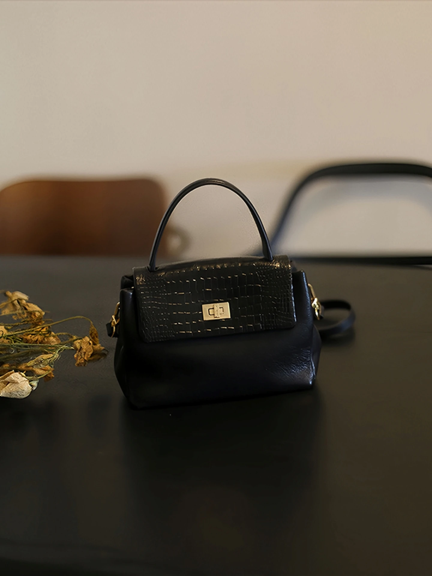 

Fashionable Crocodile Pattern Leather Handbag Women's Small Commuter Bag Color Block Shoulder Bag Simple Genuine Leather Cros...