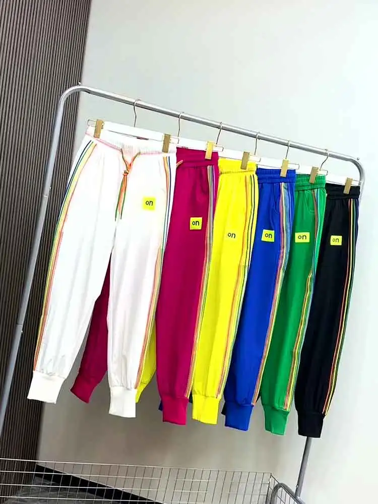 Pantaloni corti estivi a righe laterali sottili arcobaleno in stile europeo da donna pantaloni alla moda casual legati con gambe dimagranti e aderenti