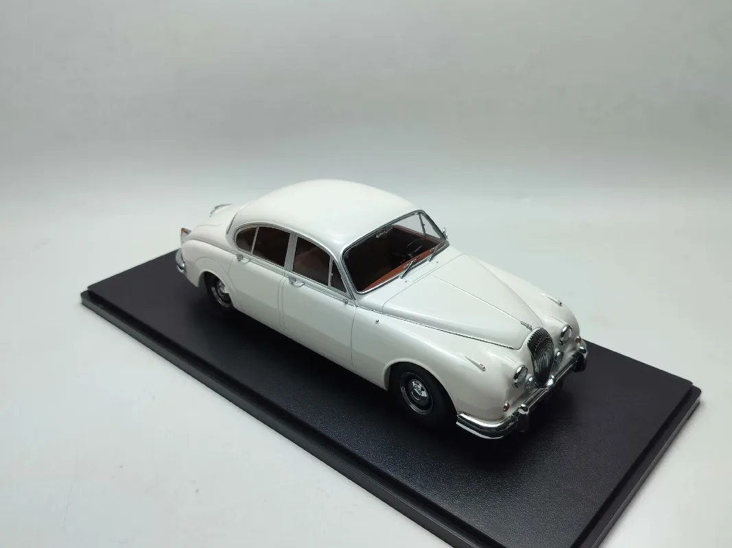 KK دييكاست 1/18 مقياس جاكوار سبيكة نموذج سيارة جاكوار ديملر 250 V6MKII 3.8LHD الأبيض اللعب المركبات لعب لصبي هدية الصندوق الأصلي