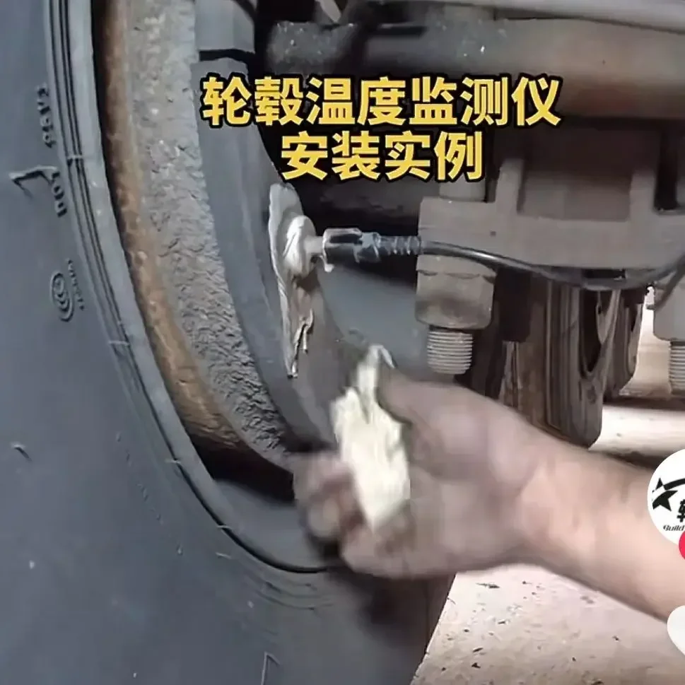 Durable  24V Truck Measuring Wheel Hub Temperature HS-659 Four-way Temperature Alarm Monitor Temperature and Humidity