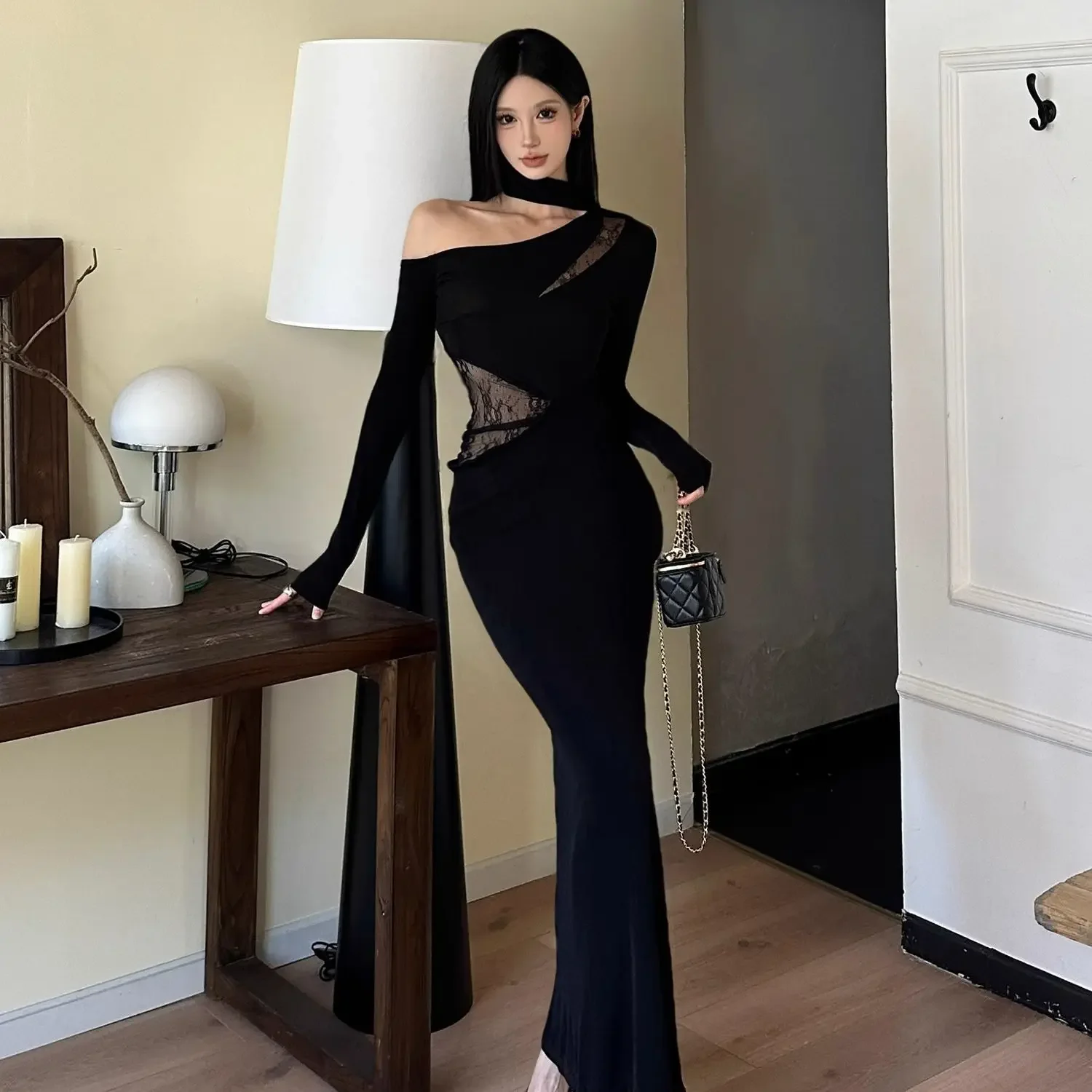 Abito da banchetto con spalle oblique e temperamento con giunture in pizzo, gonna lunga aderente e aderente