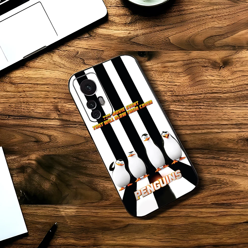 Funda de teléfono con diseño de los pingüinos de Madagascar, carcasa negra para Xiaomi 11, Redmi Note 11, 5G, 8T, 9A, 9, 10T, Note8Pro, Note 9, 12SUltra