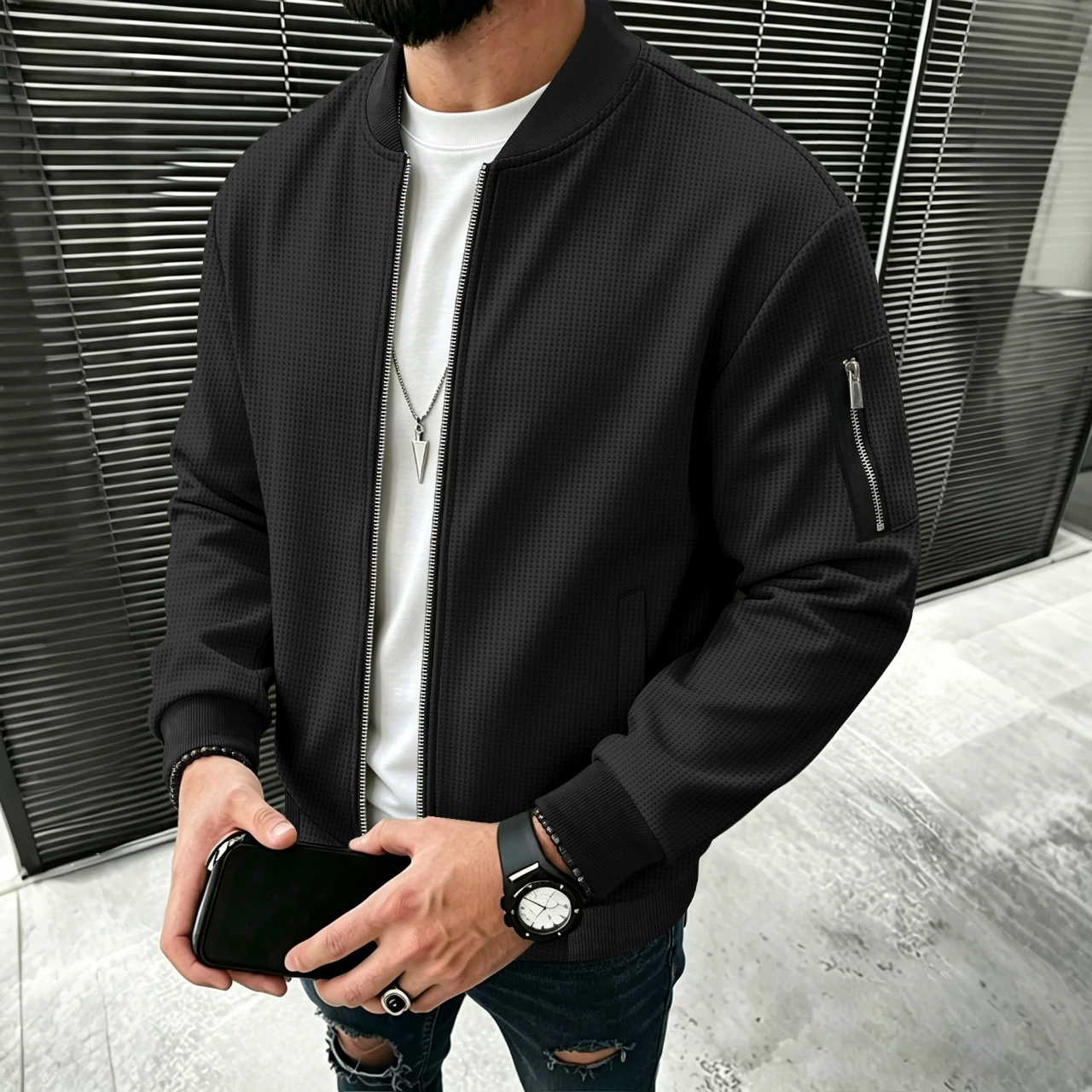 Herrenjacke aus Waffelstrick mit geripptem Baseballkragen, lässige Fliegerjacke mit durchgehendem Reißverschluss, mit Reißverschlussmanschetten und Taschen, lässiger Stil. – Detail 8