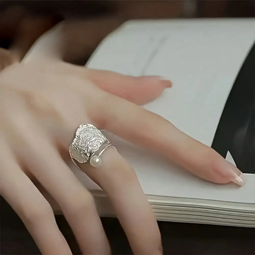 

1 Piece Vintage Texture Geometric Line Ring, with A Simple Design and An Elegant Hollow Style. An Excellent Choice As A Gift for Valentine's Day or Mother's Day. Suitable for Daily Commuting, Parties, Music Festivals, and Vacations