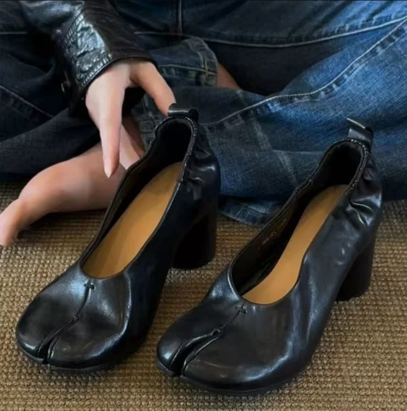 2026 Microfiber Leather Split Toe Women Pumps Fashion Pleated Designer High Heeled Tabi Soft Soles Loafers Casual Shoes A0067