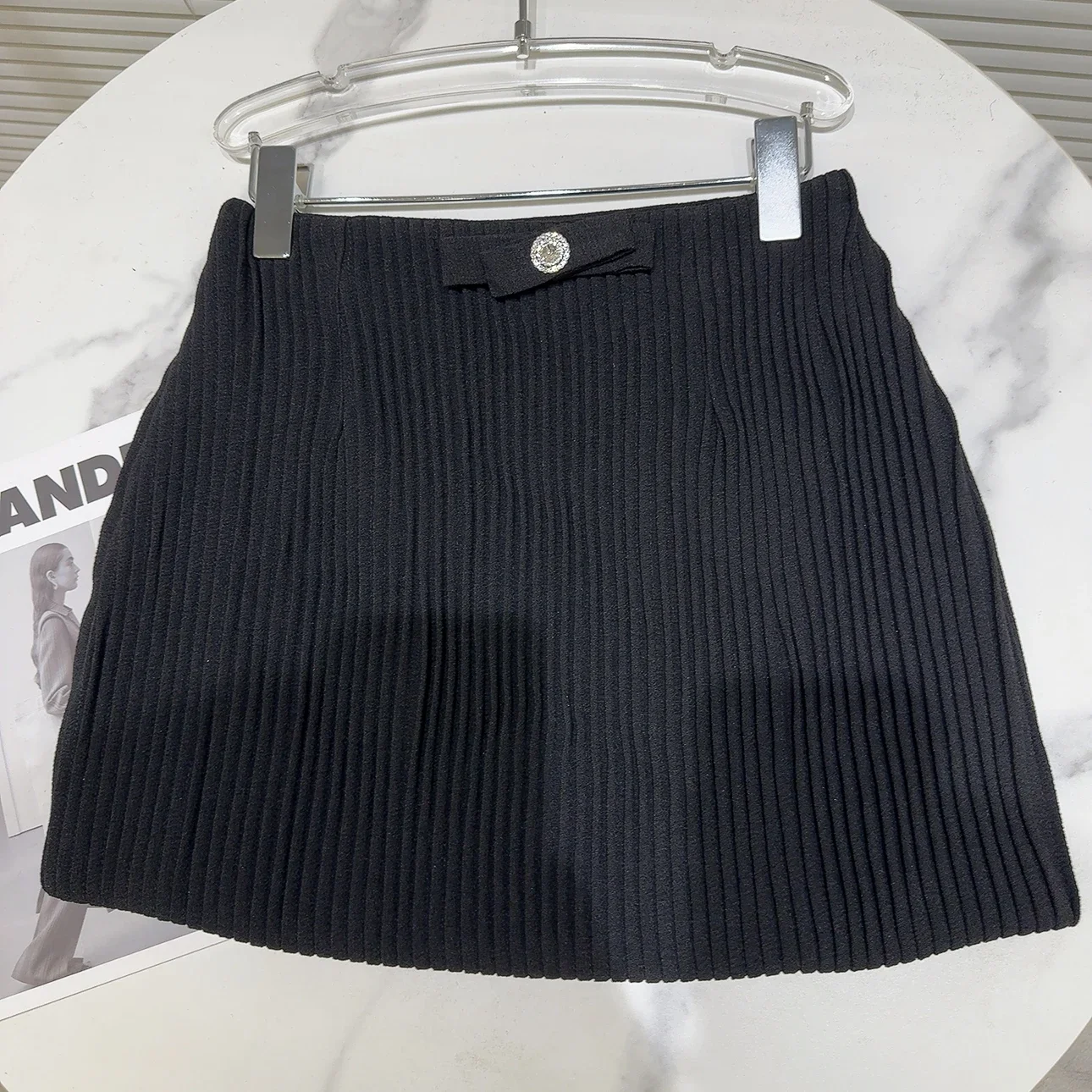 2023 Winter New Elegant Socialite Rhinestone Bow Crumpled Mini Skirt High Waist Hip Skirts Women's Black and White Hip Faldas