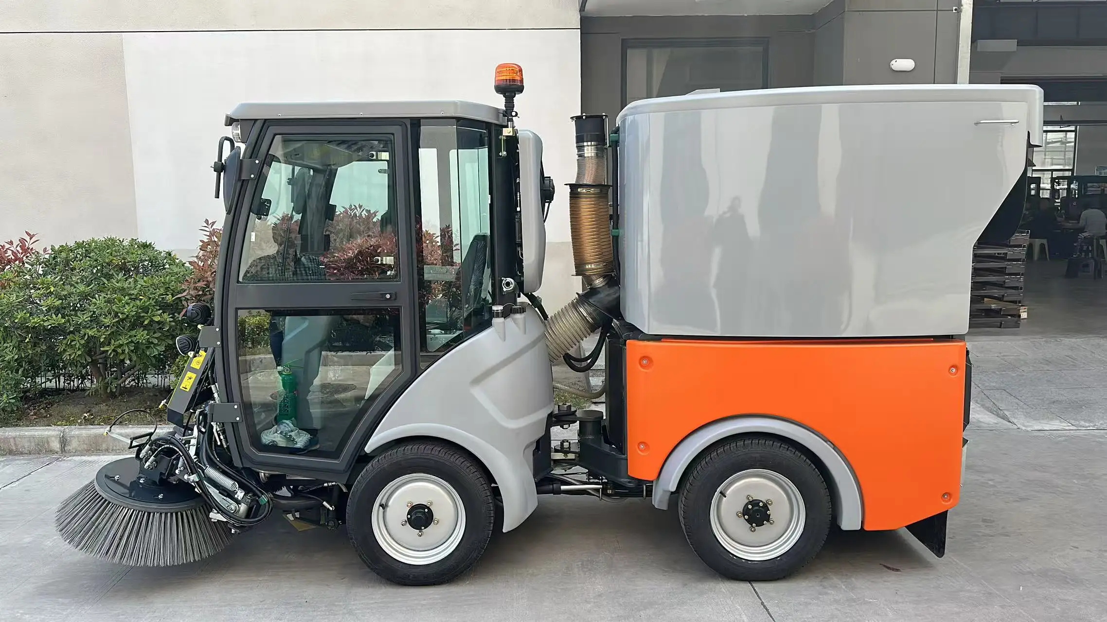 

Heavy Duty Four-Cylinder Engine Powered Ride-On Street Sweeper for Municipal Area Floor Cleaning
