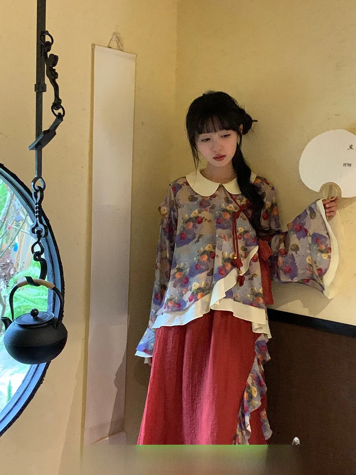 

Комплект из двух предметов с цветочным принтом и воротником-стойкой: красная юбка и топ. Женская модная весенняя коллекция. Классический стиль. Размер для взрослых.