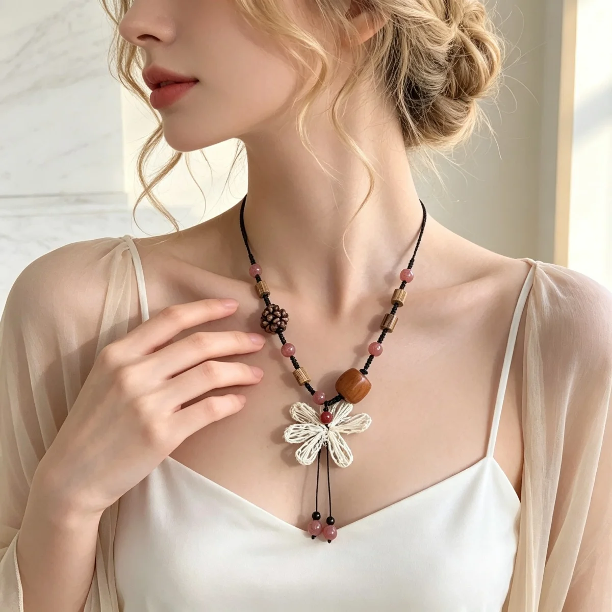 Ethnische handgewebte Strohblumen-Anhängerkette für Frauen, rosa Naturstein, Holzperlen, lange Kette, Pulloverkette, Boho-Schmuck – Detail 9
