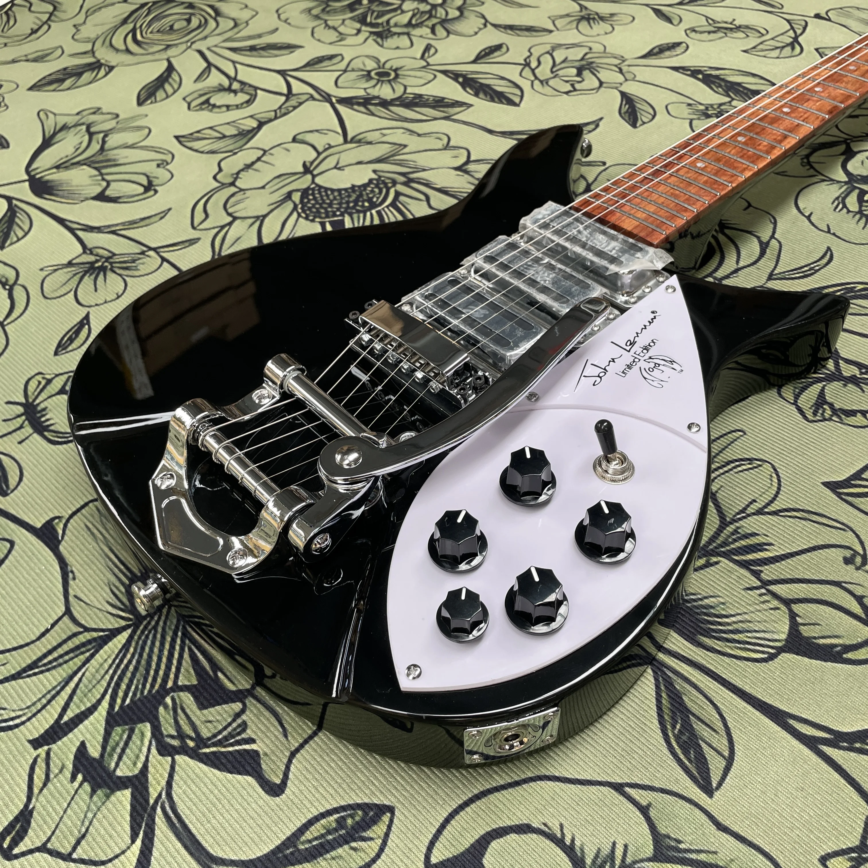 6-string electric guitar, white pickguard signature model body with rosewood fingerboard guitars, rock and pop electric guitarra