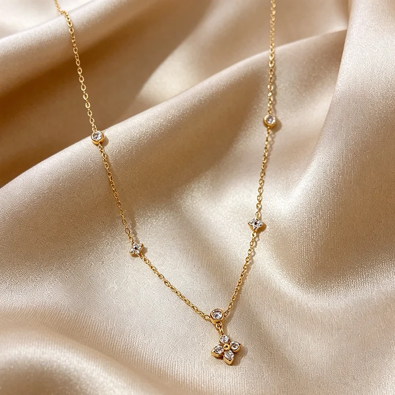 Edelstahl-Halskette in Goldfarbe mit blumenförmigem Strass für Frauen, zierliche Stern-Schlüsselbeinkette, elegantes Schmuckgeschenk. – Detail 10