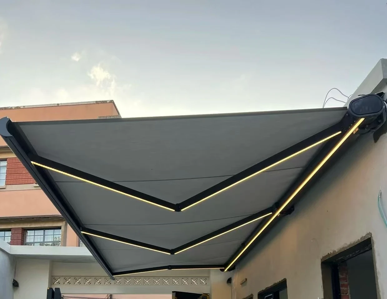 

Double Chain Arm Electric Retractable Folded Aluminum Black Frame Awning Canopy Outdoor Space Supplier