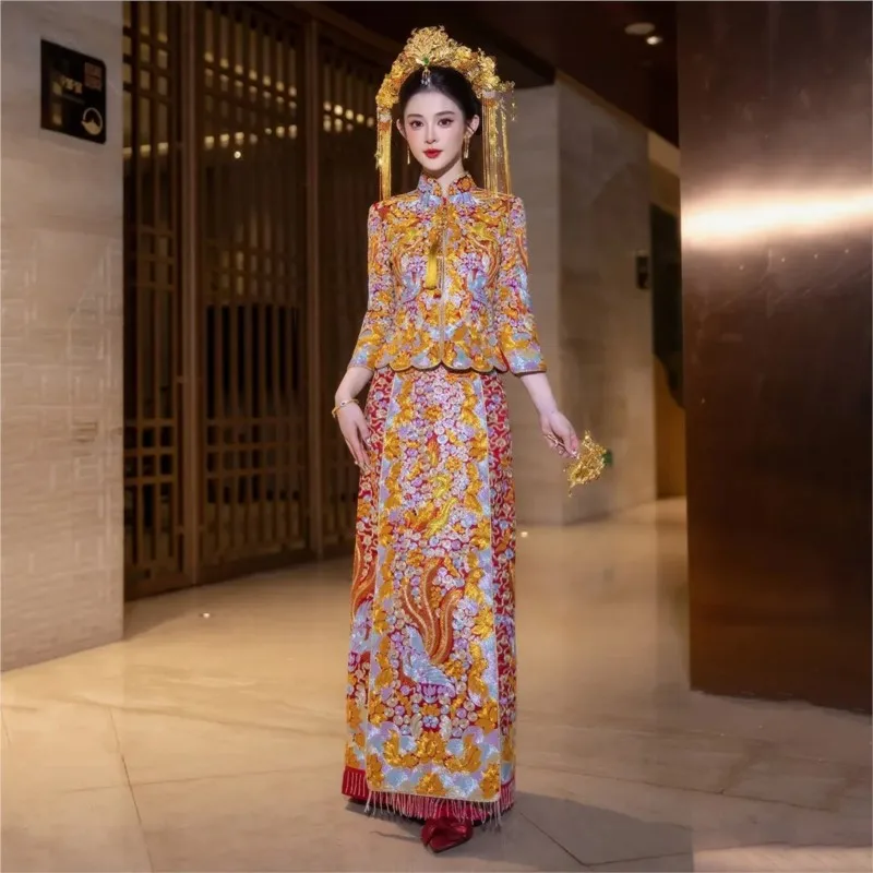 The new style of Longfeng Gua King Chinese wedding dress is a heavy and form-fitting