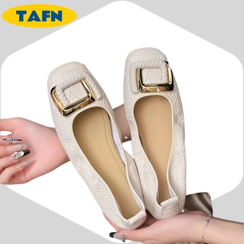 

Маленькие однослойные туфли из натуральной кожи с низким вырезом и металлической пряжкой внутри и снаружи. Красивая мода высокого класса AE2906.