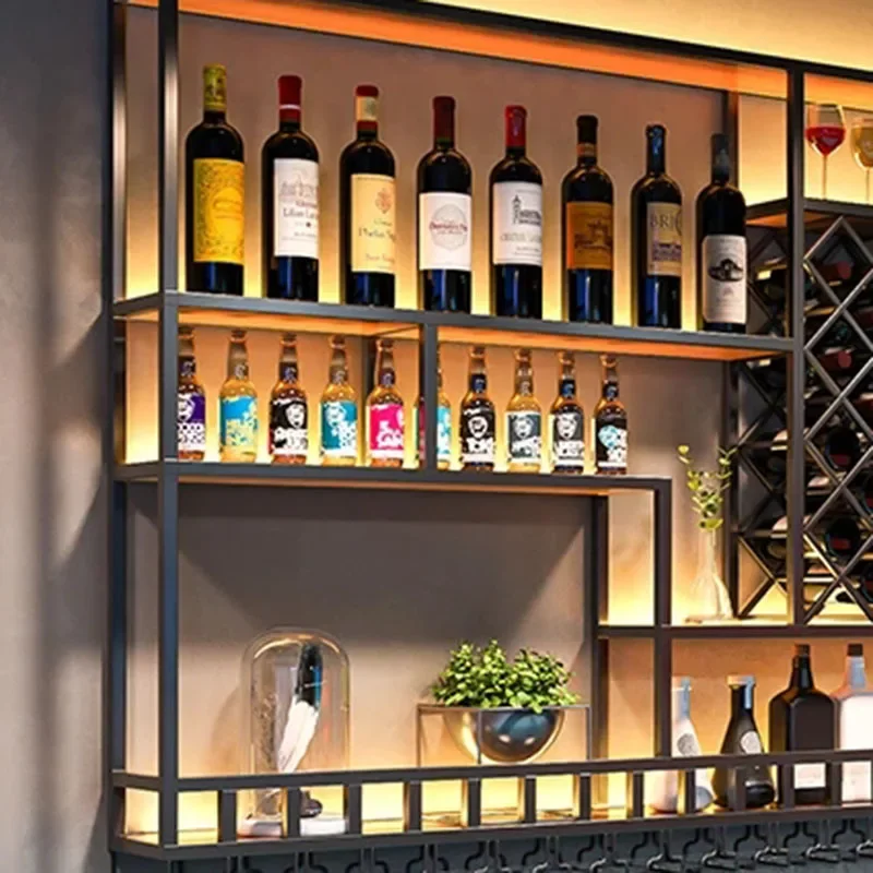 خزانة بار سوداء فاخرة، منازل عرض حديثة مثبتة على الحائط، إطار حديدي، رف تخزين النبيذ، أثاث خزانة صناعية