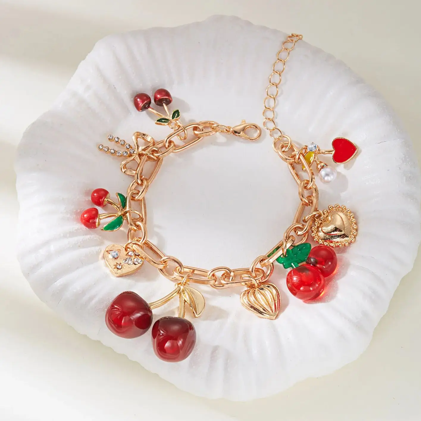 Sommerliches Kirsch-Armband für Damen: Dopamin-Optik, rotes Herz, Perlenanhänger, klobiger Metall-Armreif, weiblicher Urlaubs- und Party-Schmuck