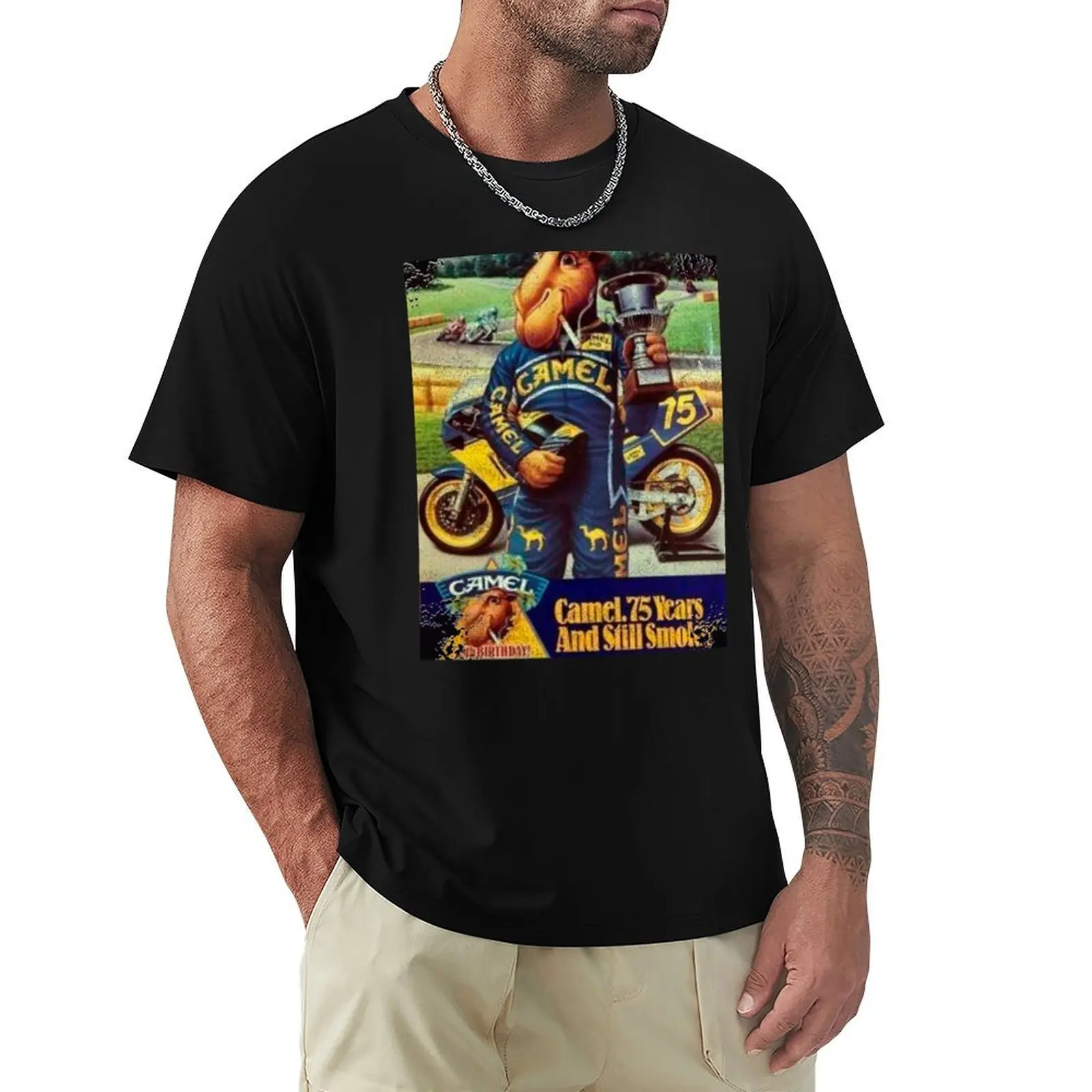Camiseta Camel Cigarettes de corte estándar y color liso