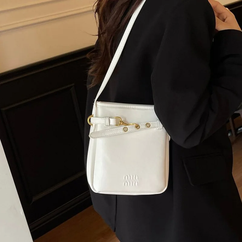 

High-End Minimalist Unique Vintage Fashionable Leather Bag For Women With Large Capacity And Solid Color Trendy Design