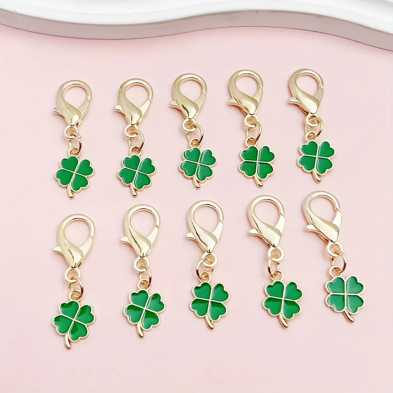 10 Uds. Llaveros esmaltados con forma de trébol verde y flor, dijes con cierre de langosta para mujeres, regalos de cumpleaños
