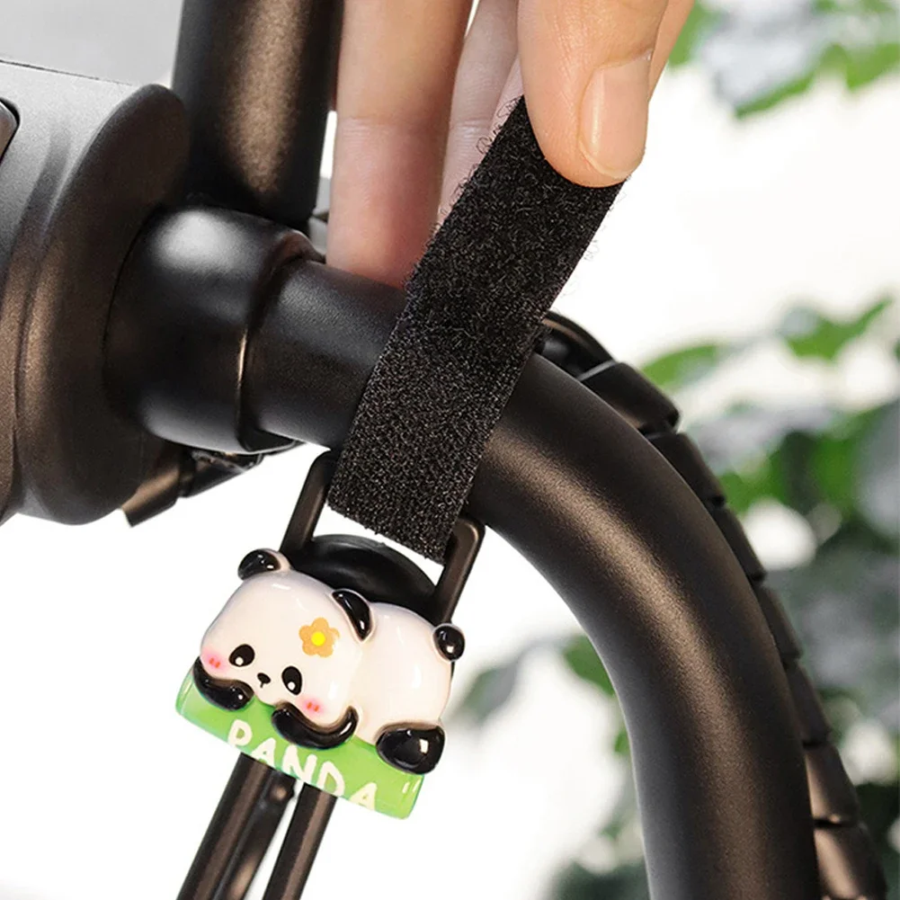 Ganci a mano girevoli per moto Gancio porta bagagli Gancio per portaoggetti per casco Ganci panda adorabili per veicoli bici elettrici