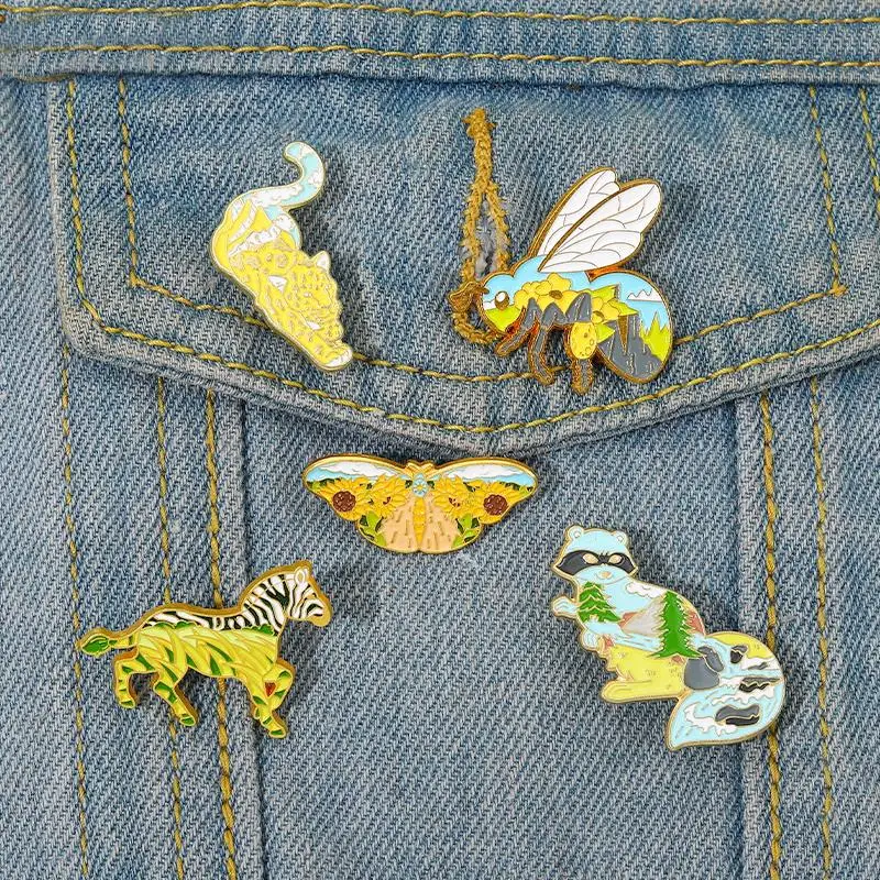 

Wild Animals Enamel Pins Custom Zebra Raccoon Leopard Bee Brooches Lapel Badges Natural Scenery Jewelry Gift for Kids Friends