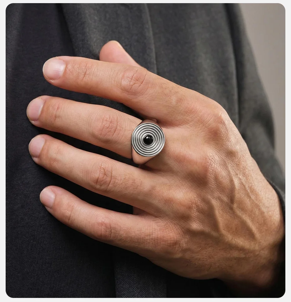 Vnox Siegelring aus Edelstahl für Herren, Spiral-Muster mit eingelegtem schwarzem Onyx-Stein, Vintage Punk Mode Schmuck Geschenk – Detail 4